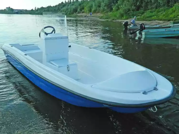 Стеклопластиковая лодка Пингвин с консолью (тримаран) в Волгодонске