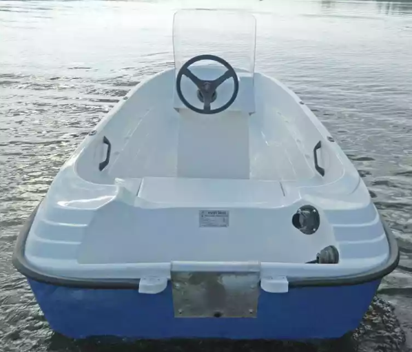 Стеклопластиковая лодка Пингвин с консолью (тримаран) в Волгодонске