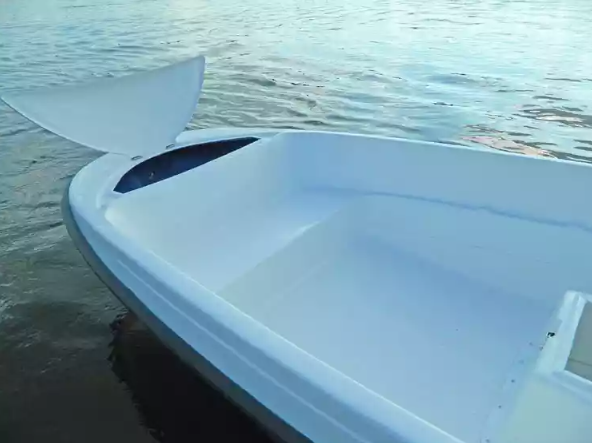 Стеклопластиковая лодка Пингвин с консолью (тримаран) в Волгодонске