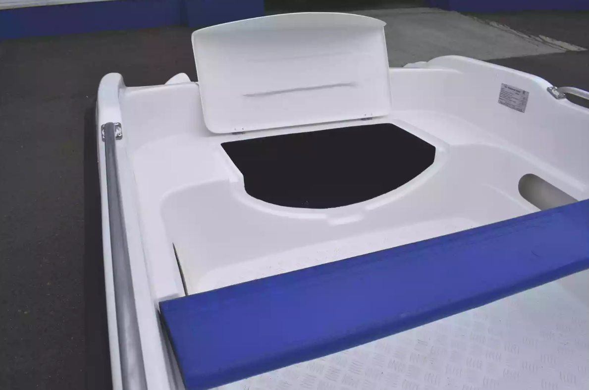 Стеклопластиковая лодка Пингвин New (тримаран) в Волгодонске