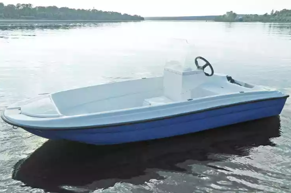 Стеклопластиковая лодка Пингвин с консолью (тримаран) в Волгодонске