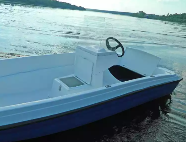 Стеклопластиковая лодка Пингвин с консолью (тримаран) в Волгодонске