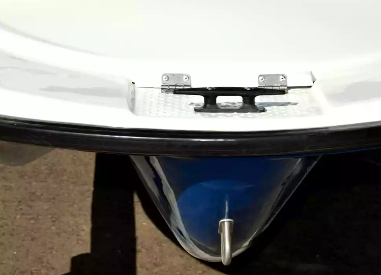 Стеклопластиковая лодка Пингвин с консолью (тримаран) в Волгодонске