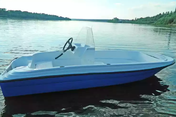 Стеклопластиковая лодка Пингвин с консолью (тримаран) в Волгодонске