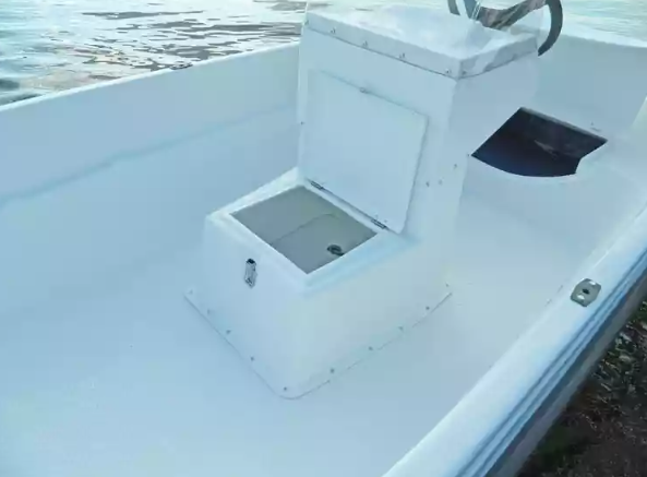 Стеклопластиковая лодка Пингвин с консолью (тримаран) в Волгодонске