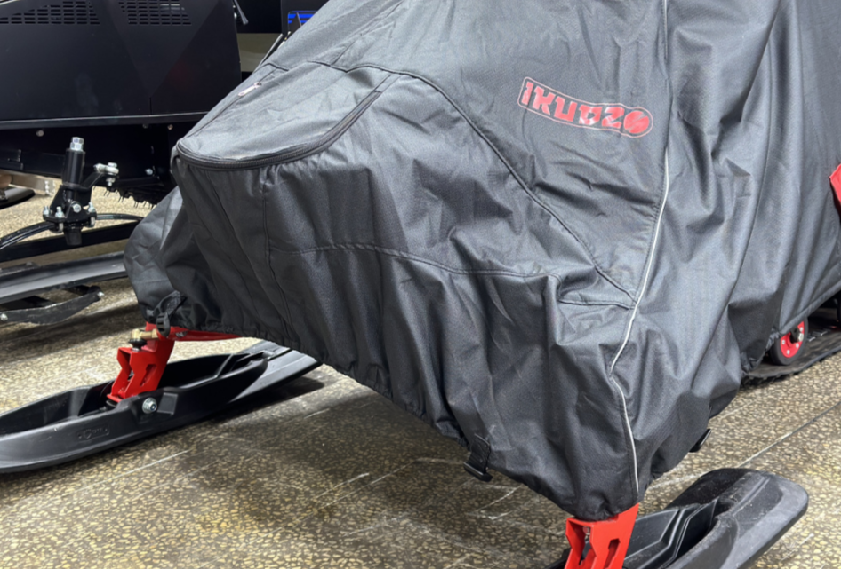 Чехол транспорт. снегохода IKUDZO HUNTER черно-красный Оксфорд ПРЕМИУМ качества с лого IKUDZO в Волгодонске