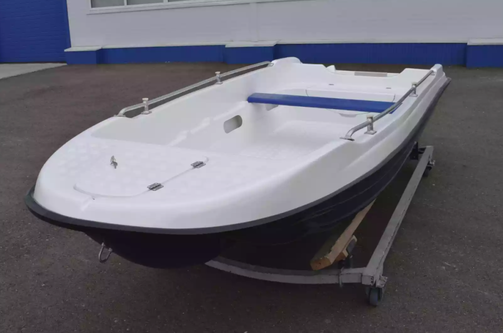 Стеклопластиковая лодка Пингвин New (тримаран) в Волгодонске