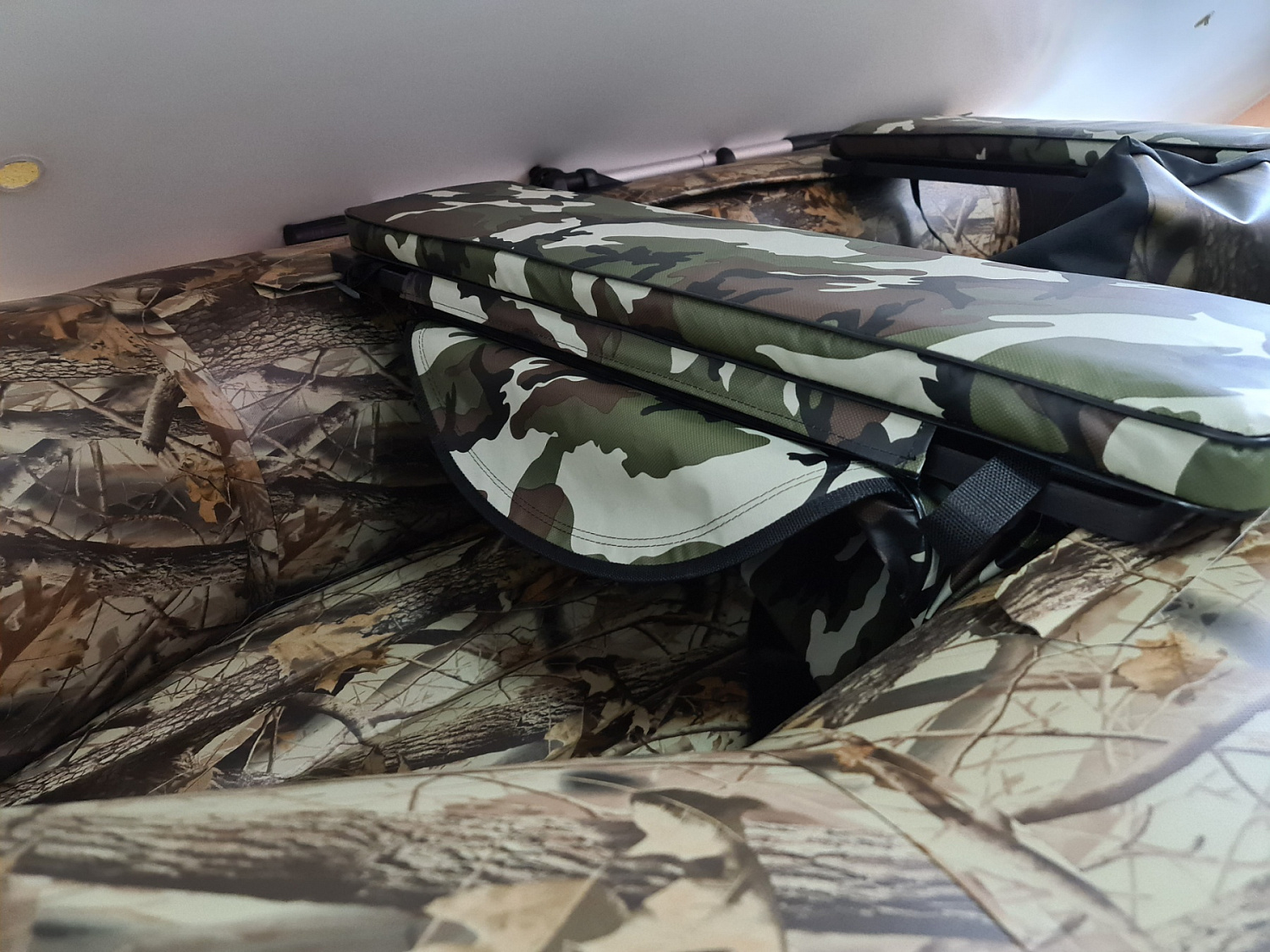 КОМПЛЕКТ МЯГКИХ НАКЛАДОК С СУМКОЙ ДЛЯ ЛОДОК 80Х20 КАМУФЛЯЖ в Волгодонске